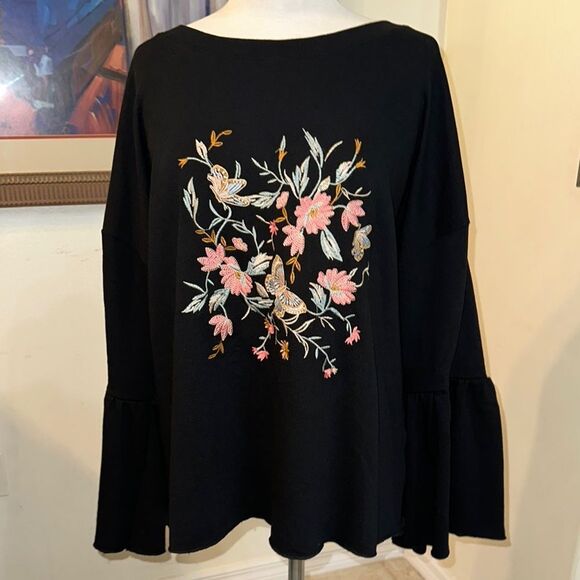 NWT WD.NY Embroidered Floral Black Top w/ Bell Sleeves Size 1X - Picture 6 of 12